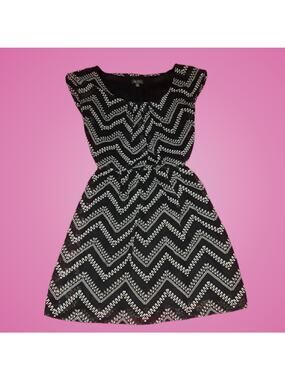 New Juniors Medium Lily Rose Black & White Chevron Belted Dress